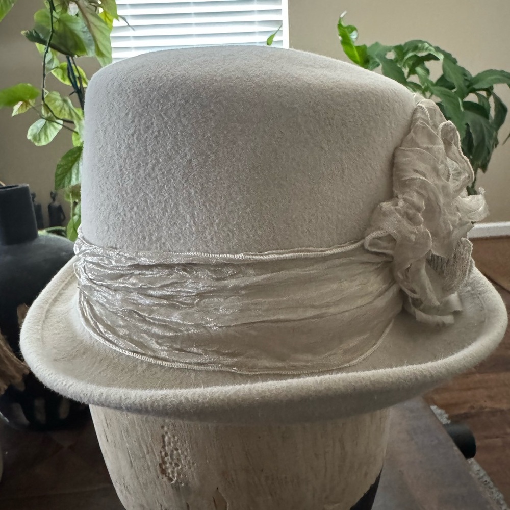 EUC Louise Green crean elegant hat with hat box. - Picture 11 of 16
